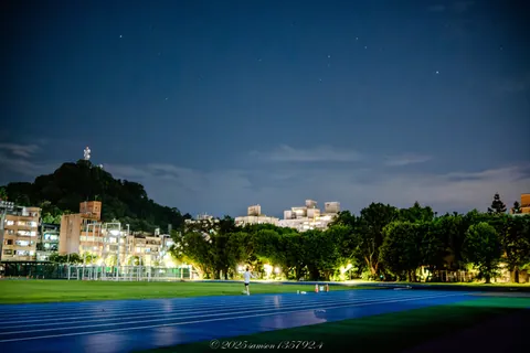 夜間校園運動場與藍色跑道 封面