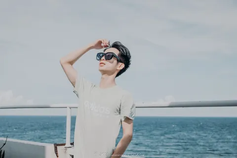 海邊晴空陽光人像寫真 封面