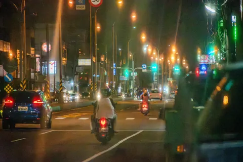 城市夜間車流與散景光斑 封面